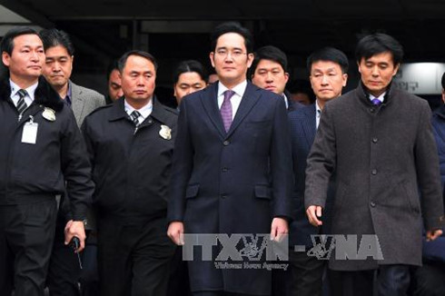 Phó Chủ tịch Tập đoàn Samsung Lee Jae-yong (giữa) rời khỏi Tòa án Seoul ngày 18/1. Ảnh: AFP/TTXVN