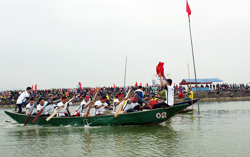Giải đua thuyền chải truyền thống của xã Đồng Rui được tổ chức đầu xuân mới 2017, thu hút đông đảo các VĐV tham gia.