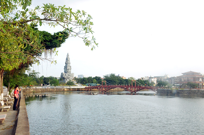 Quần thể công trình Công viên Hồ Sông Sinh và Công trình Biểu tượng thành phố, tạo điểm nhấn cho cảnh quan TP Uông Bí.