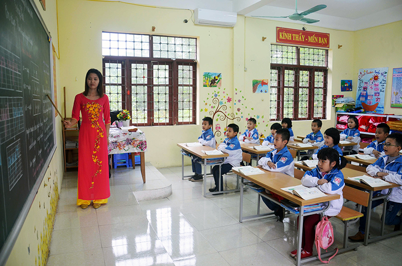 Tiết học tiếng Việt của học sinh lớp 1A1, Trường TH-THCS-THPT Nguyễn Bỉnh Khiêm (TP Hạ Long).