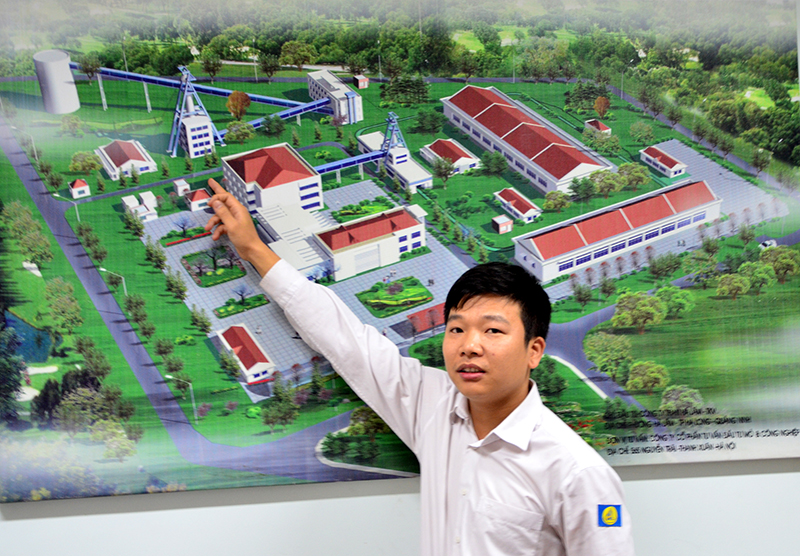 Kỹ sư Phạm Văn Thắng giới thiệu về mô hình “Hệ thống lò chợ cơ giới hoá đồng bộ công suất 600.000 tấn/năm”