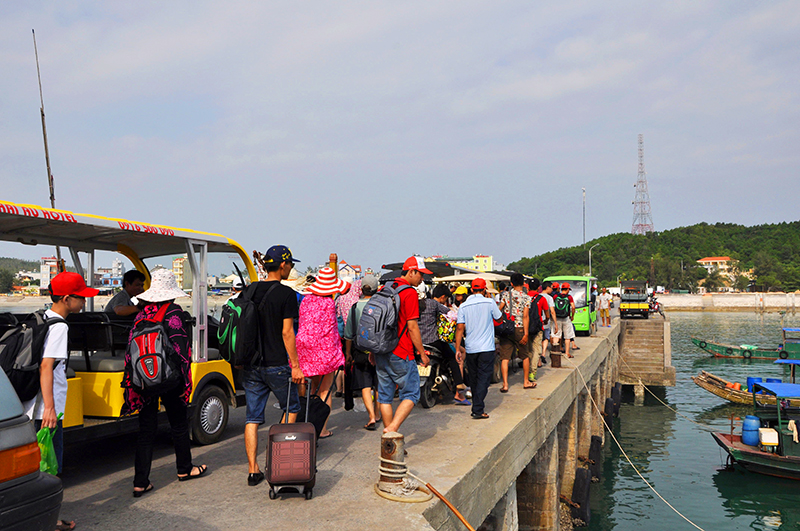 Vào dịp hè, khách du lịch ra các tuyến đảo Cô Tô rất đông. Trong ảnh: Khách du lịch tại cảng Cô Tô).