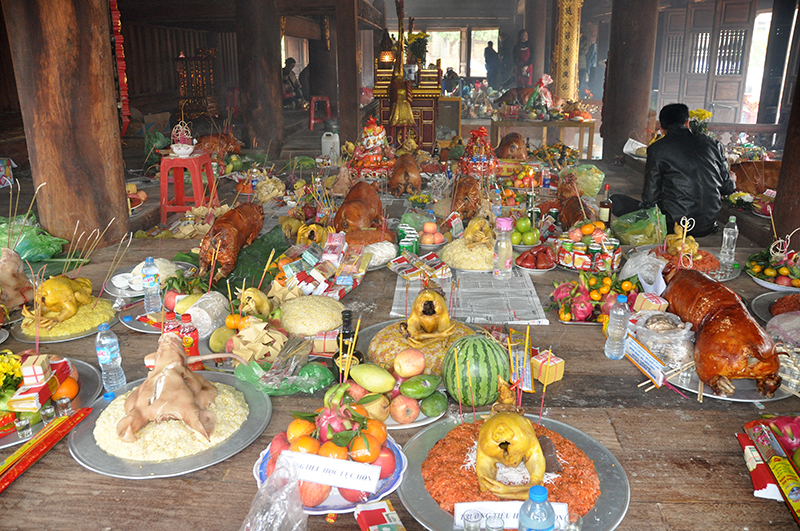 Các mâm lễ cúng thần trong đình như dịp để giới thiệu ẩm thực đặc sắc của địa phương.