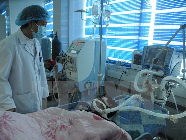Một nạn nhân ngộ độc rượu được cấp cứu tại Bệnh viện Đa khoa tỉnh Lai Châu trước đó. (Ảnh: Công Hải/TTXVN)