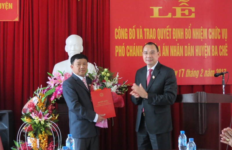 Đồng chí Hoàng Văn Tiền- TUV, Chánh án TAND tỉnh Quảng Ninh thừa ủy quyền trao quyết định bổ nhiệm cho đồng chí Hoàng Văn Thái