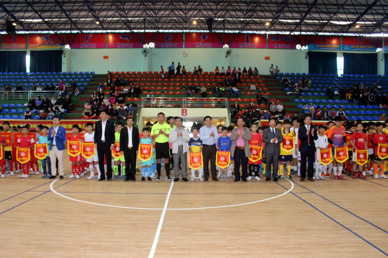 BTC trao cờ lưu niệm cho các đội tham gia giải đấu.