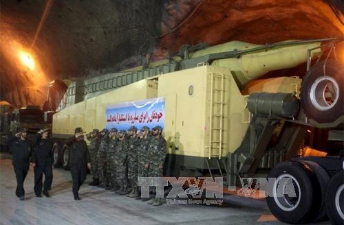 Bệ phóng tên lửa được đặt dưới một đường hầm tại một địa điểm bí mật ở Iran. Ảnh: AFP/TTXVN