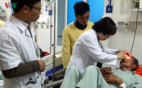 Các bác sĩ thăm khám cho bệnh nhân trong vụ ngộ độc tập thể ở Lai Châu