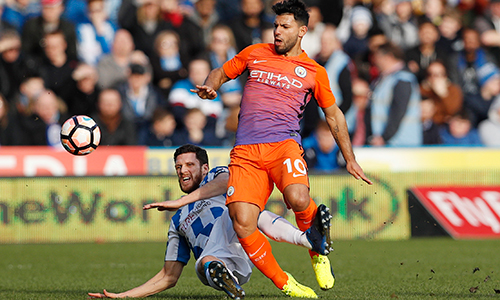 Aguero và đồng đội bất lực trước những đồng nghiệp vô danh, kém tiếng tăm hơn nhiều bên phía Huddersfield. Ảnh: Reuters.