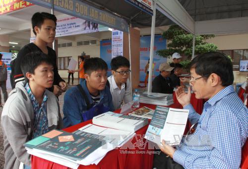 Học sinh tìm hiểu thông tin tuyển sinh tại trường Đại học Bách Khoa Thành phố Hồ Chí Minh. Ảnh: Phương Vy/TTXVN.