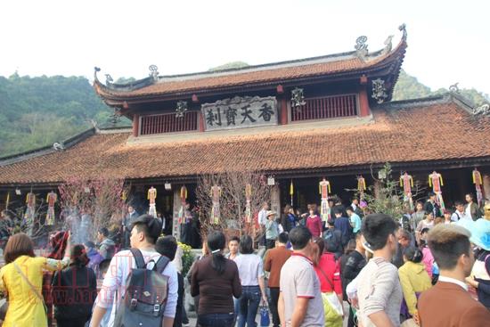 Du khách đi lễ các đền chùa đầu năm luôn đông đúc vào dịp cuối tuần.