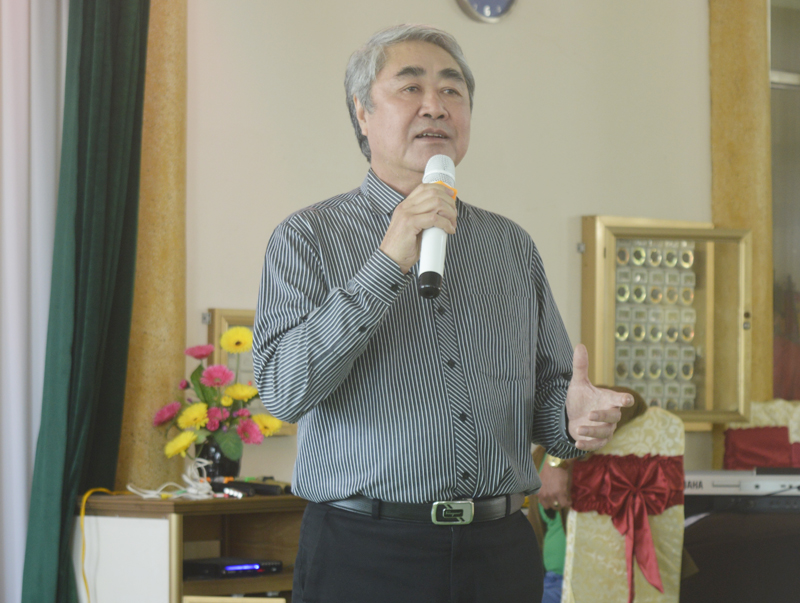 Nghệ sĩ Nhân dân Quang Thọ, từng là thành viên Đoàn Ca múa nhạc Quảng Ninh, hát tại buổi giao lưu.