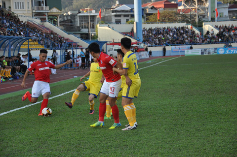 Các cầu thủ Than Quảng Ninh (áo đỏ) đã có trận đấy đầy kịch tính trước Sông Lam Nghệ An 