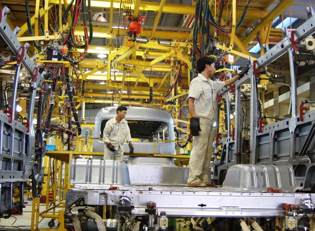 Lắp ráp ô-tô chuyển giao công nghệ từ Hãng HYUNDAI (Hàn Quốc) tại Nhà máy ô-tô Đồng Vàng (Bắc Giang).