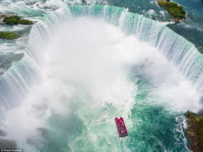 Tàu chở du khách tham quan thác Horseshoe, một phần của thác Niagara nằm giữa biên giới Mỹ và Canada.