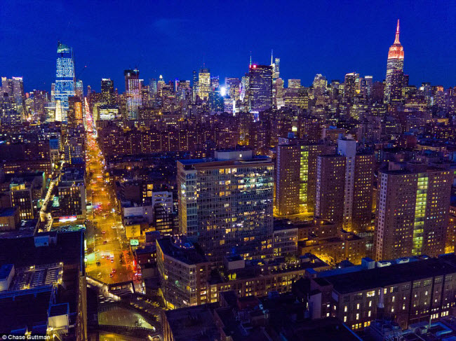 Quảng trường Thời đại lung linh về đêm tại thành phố New York.