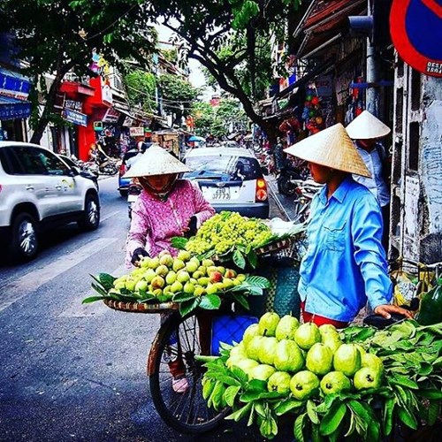  Sau đó, anh chàng có những ngày khám phá thủ đô Hà Nội trong chuyến du lịch Việt Nam trong vòng 10 ngày. Trong ảnh, anh chàng chụp những chị bán hoa quả rong đang đứng trên phố. Ảnh BO 