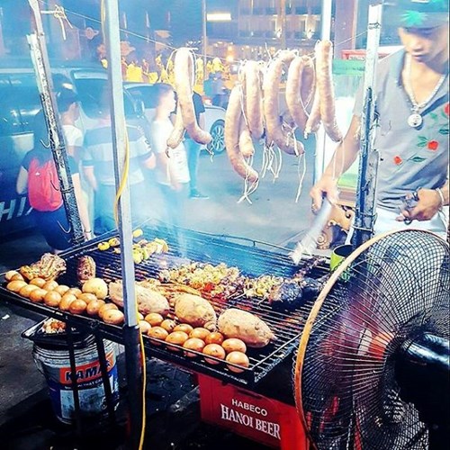  Một quầy bán đồ nướng bên đường ở Hà Nội. Ảnh BO 