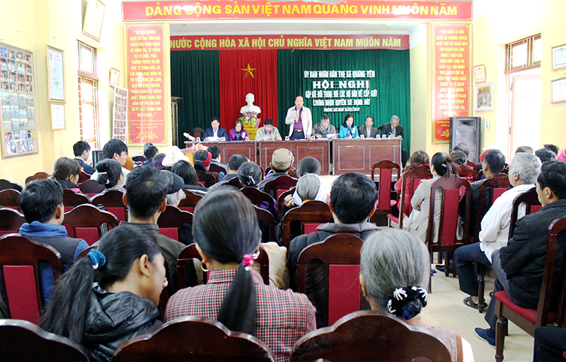 Lãnh đạo TX Quảng Yên đối thoại với các hộ dân về việc cấp giấy chứng nhận quyền sử dụng đất trên địa bàn phường Phong Hải và xã Liên Hoà. Ảnh: Thuỳ Dương (CTV)