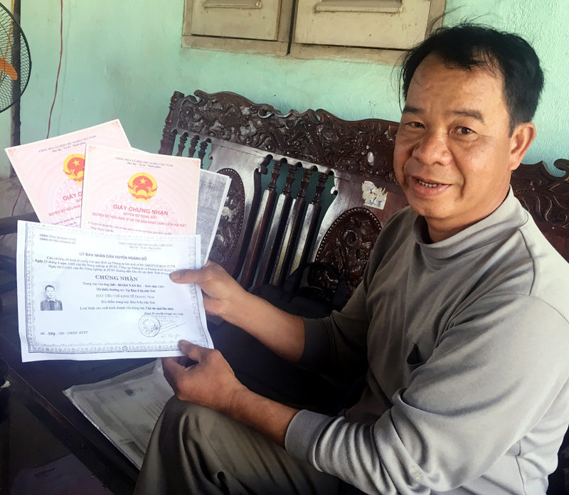 3 năm nay, ông Đoàn Văn Ba (thị trấn Trới, huyện Hoành Bồ) vẫn chưa xin được giấy chứng nhận kinh tế trang trại.
