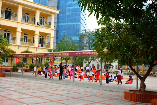 Học sinh Trường tiểu học Nam Trung Yên trong giờ thể dục sáng ngày 21/2. Ảnh: LV