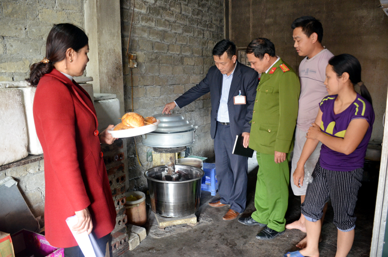 Ban Chỉ đạo liên ngành về ATTP phường Minh Thành (TX Quảng Yên) kiểm tra, xử lý vi phạm đối với cơ sở sản xuất bánh mì Duy Chính nằm trên địa bàn phường.