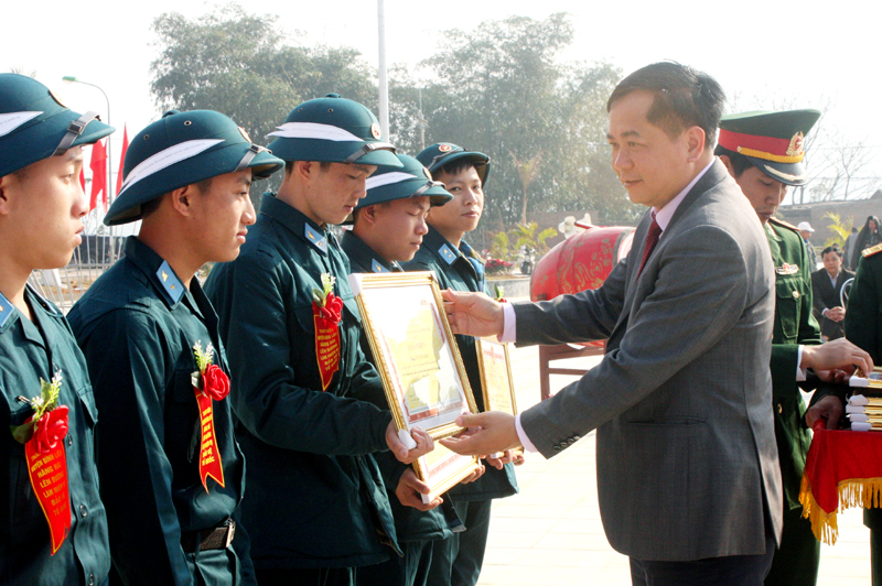 Lãnh đạo huyện Bình Liêu tặng giấy khen cho các tân binh tình nguyện viết đơn lên đường nhập ngũ. Ảnh: NGUYỄN DUNG