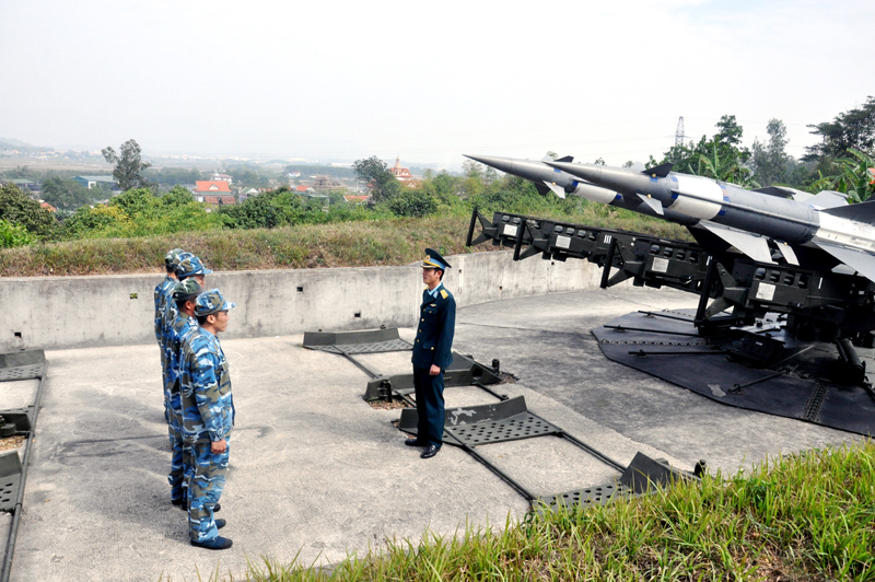 Phân đội chiến đấu của Trung đoàn 213 Phòng không - Không quân tổ chức quán triệt phương án bảo vệ bầu trời trong dịp Tết Nguyên đán 2017.