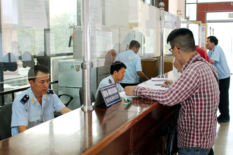 Các doanh nghiệp thực hiện thủ tục hải quan tại Chi cục Hải quan Bắc Phong Sinh (huyện Hải Hà).