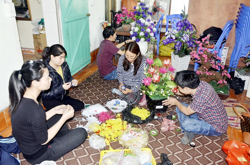 Các học viên tham gia lớp học nghề làm hoa đá pha lê của CLB Người khuyết tật TX Đông Triều. 