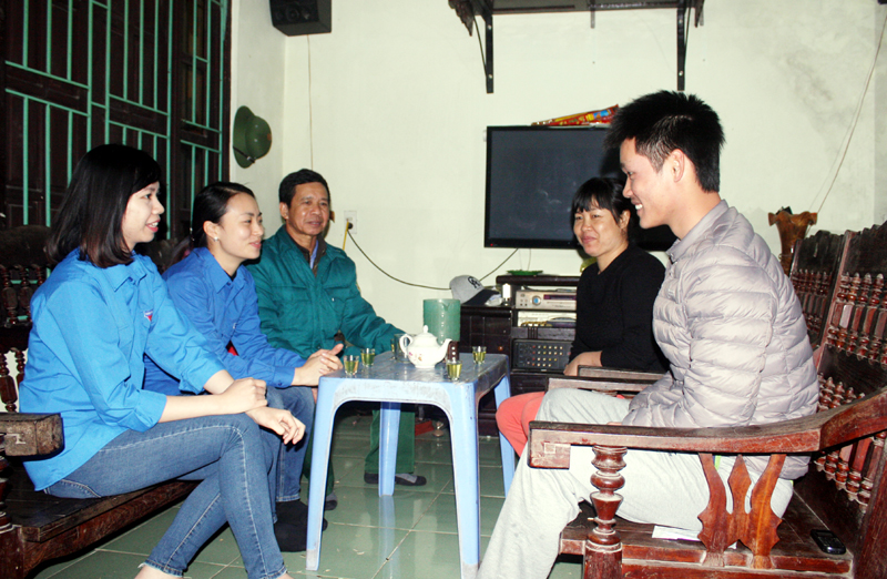 Chi đoàn Thanh niên khu phố 6, phường Bãi Cháy, TP Hạ Long thăm hỏi, động viên tân binh Nguyễn Văn Thành trước ngày nhập ngũ.