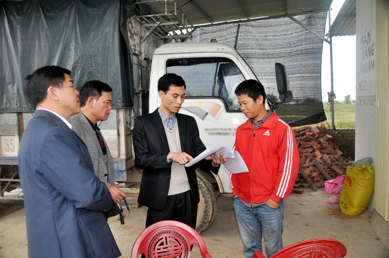 Các lực lượng chức năng huyện Hải Hà tuyên truyền cho người dân thôn 5, xã Quảng Điền về chính sách liên quan đến công tác đền bù GPMB KCN cảng biển Hải Hà.