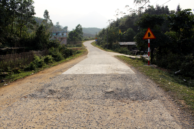 Đường từ trung tâm xã Quảng Đức vào thôn Nà Lý nhiều đoạn bị xuống cấp nghiêm trọng, cần sớm được sửa chữa.