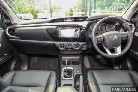 Khoang nội thất trên Toyota Hilux 2.4G LE - Ảnh: Paultan.org