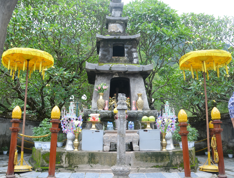 Bảo tượng Phật hoàng Trần Nhân Tông, vị tổ thứ nhất của Thiền phái Trúc Lâm, tại vườn tháp Huệ Quang.