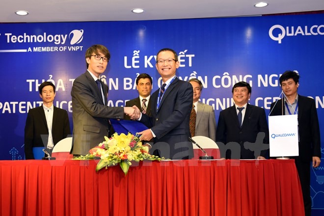 Ông Thiều Phương Nam (phải) cho biết, một trong những mục tiêu hàng đầu của Qualcomm là hỗ trợ ngành công nghiệp công nghệ Việt Nam phát triển. (Nguồn: VNPT)