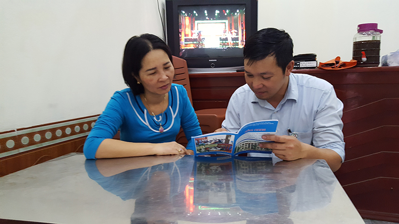 Anh Đoàn Minh Sâm, phường Cẩm Thạch (TP Cẩm Phả) tra cứu các bước hướng dẫn làm thủ tục hành chính trong cuốn “Cẩm nang hành chính”.