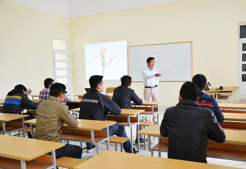 Một tiết học lý thuyết của học sinh lớp trung cấp kĩ thuật điện mỏ K1 Trường Cao đẳng nghề Việt - Hàn Quảng Ninh. 