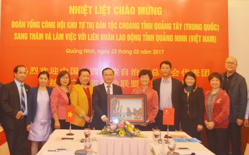 Lãnh đạo LĐLĐ tỉnh Quảng Ninh trao quà  lưu niệm cho đại diện Tổng Công hội Khu tự trị dân tộc Choang tỉnh Quảng Tây (Trung Quốc)