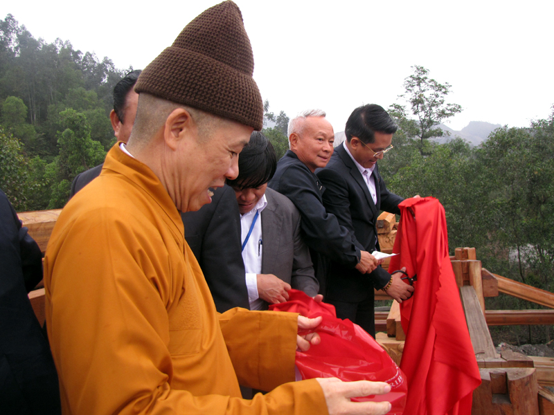 Các đại biểu thực hiện nghi lễ cất nóc tòa Tam bảo chùa Non Đông.