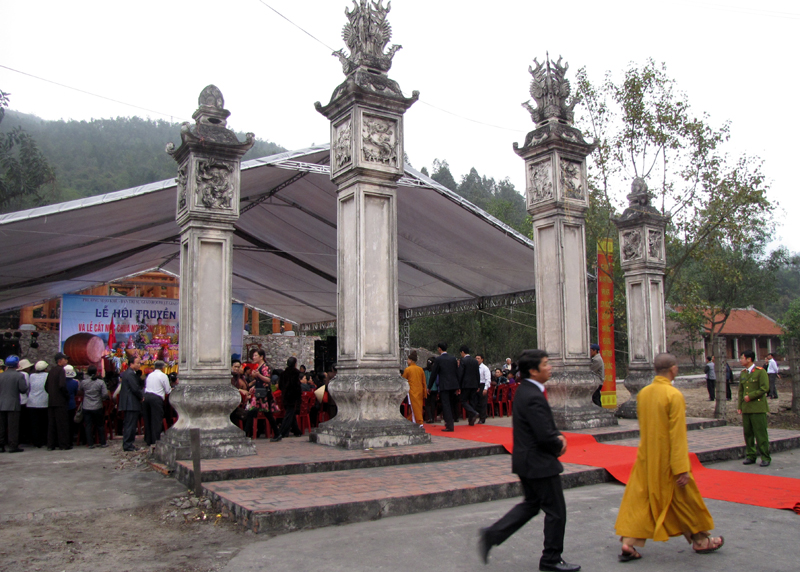 Đông đảo tăng ni, phật tử cùng nhân dân đến dự lễ cất nóc tòa Tam bảo và khai hội truyền thống chùa Non Đông.