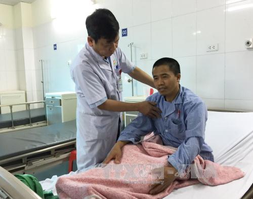 Bác sĩ thăm khám bệnh nhân vụ nổ xe khách tại Bắc Ninh. Ảnh: TTXVN