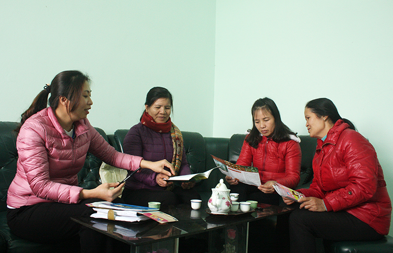 Ban Chủ nhiệm CLB Gia đình hạnh phúc xã Hoàng Tân thảo luận xây dựng nội dung sinh hoạt định kỳ.