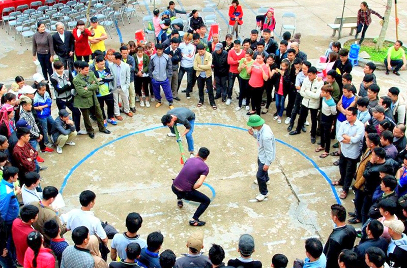Người dân, du khách tham gia đẩy gậy - môn thể thao dân tộc tại lễ hội xuân Ngoạ Vân (TX Đông Triều).