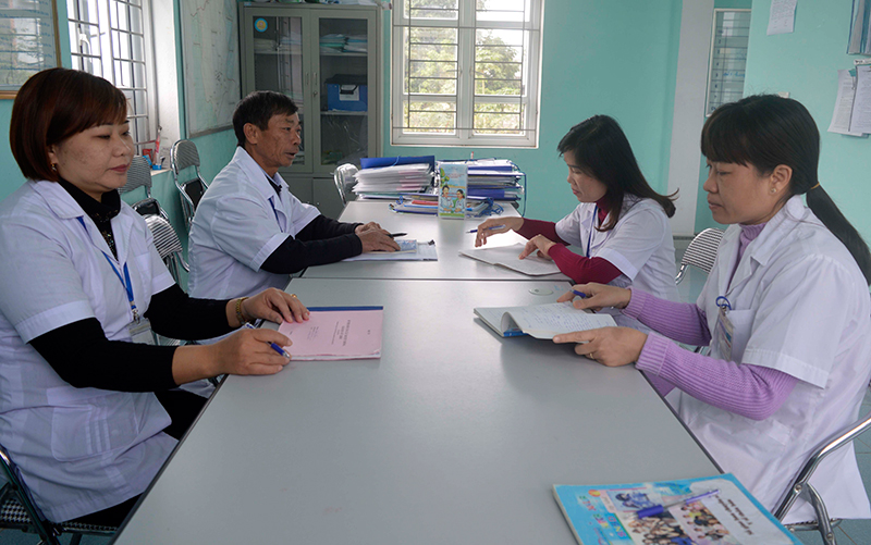 Cán bộ, nhân viên Trạm Y tế Quảng Đức hội ý đầu giờ làm việc. 