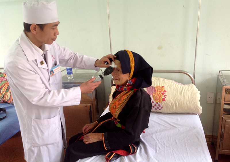 Bác sĩ Phạm Quang Dũng trong một lần khám mắt cho đồng bào Dao ở Trung tâm y tế huyện Ba Chẽ, tháng 12-2015.
