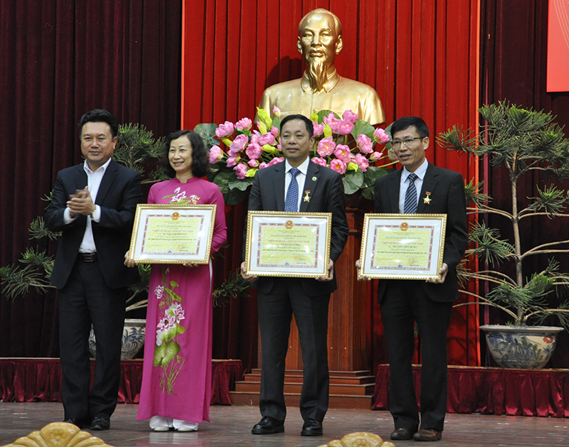Đồng chí Nguyễn Đức Thành, Phó Chủ tịch HĐND tỉnh trao danh hiệu Chiến sĩ thi đua cấp tỉnh cho các cá nhân có thành tích