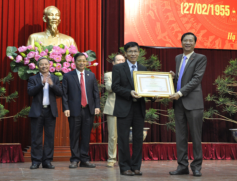 Thừa ủy quyền của Thủ tướng Chính phủ, Bí thư Tỉnh ủy Nguyễn Văn Đọc trao bằng khen cho các cá nhân có thành tích xuất sắc trong công tác.