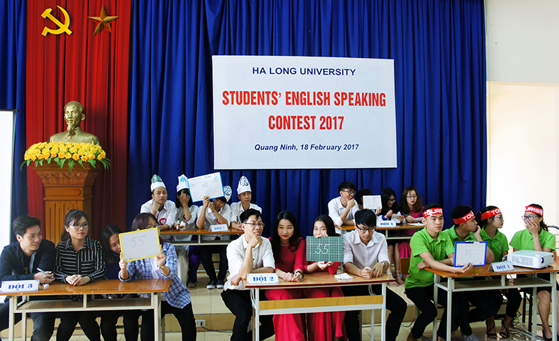 ĐVTN Trường Đại học Hạ Long sôi nổi tham gia Hội thi Olympic tiếng Anh dành cho học sinh, sinh viên do Trường tổ chức. Ảnh: Nguyễn Quang (Đại học Hạ Long)