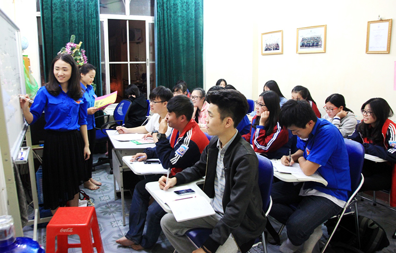 Các tình nguyện viên tham gia dạy tiếng Anh miễn phí, thảo luận để có bài giảng phù hợp khi truyền đạt đến người dân.
